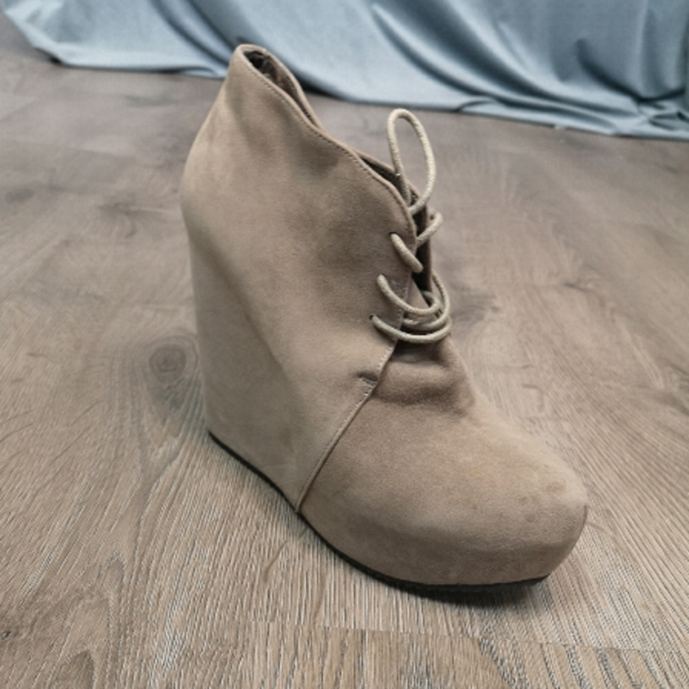 00S Vintage camel color suede lace up covered heel wedge ankle boots